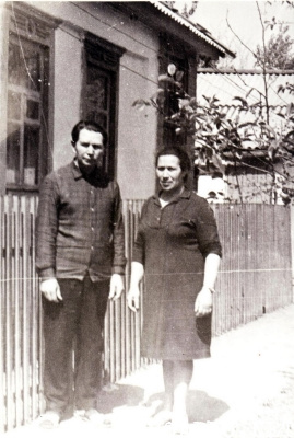 Савельева Матрена Ивановна в своём дворе (1969)