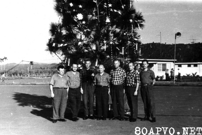 У новогодней ёлки, 1 января 1963 г. (военный городок Лимонар, Куба)