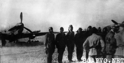 На аэродроме мыс Хако, 1942 г.